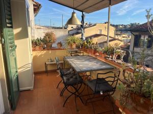 d'une terrasse avec une table et des chaises sur un balcon. dans l'établissement Suite over the top, à Florence