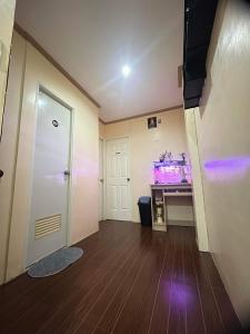 宿务JBR Cozy Bed & Breakfast的空房间,配有书桌和电视