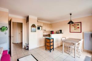 Kuchnia lub aneks kuchenny w obiekcie Les Coteaux de Pont Royal en Provence - maeva Home - Appartement 2 Pièces 4 Personnes - Prestige MAE-6030
