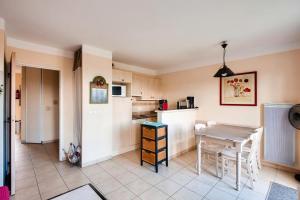 Kuchnia lub aneks kuchenny w obiekcie Les Coteaux de Pont Royal en Provence - maeva Home - Appartement 2 Pièces 4 Personnes - Prestige MAE-6030