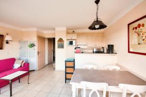 Kuchnia lub aneks kuchenny w obiekcie Les Coteaux de Pont Royal en Provence - maeva Home - Appartement 2 Pièces 4 Personnes - Prestige MAE-6030