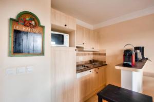 Kuchnia lub aneks kuchenny w obiekcie Les Coteaux de Pont Royal en Provence - maeva Home - Appartement 2 Pièces 4 Personnes - Prestige MAE-6030