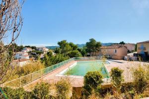 una piscina en medio de un patio en Les Coteaux de Pont Royal en Provence - maeva Home - Appartement 2 Pièces 4 30, en Mallemort