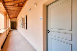 korytarzem z drzwiami w korytarzu w obiekcie Les Coteaux de Pont Royal en Provence - maeva Home - Appartement 2 Pièces 4 Personnes - Prestige MAE-6030 w mieście Mallemort