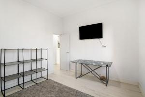 um quarto com uma mesa e uma televisão na parede em Cristobal y concha em Las Palmas de Gran Canaria