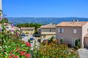 uitzicht op een dorp met bloemen bij Les Coteaux de Pont Royal en Provence - maeva Home - Appartement 2 Pièces 4 16 in Mallemort
