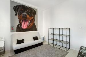 a living room with a painting of a dog at Cristobal y concha in Las Palmas de Gran Canaria