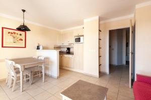Kuchyňa alebo kuchynka v ubytovaní Les Coteaux de Pont Royal en Provence - maeva Home - Appartement 2 Pièces 4 Personnes - Sélection MAE-6016 + 11 fotografií