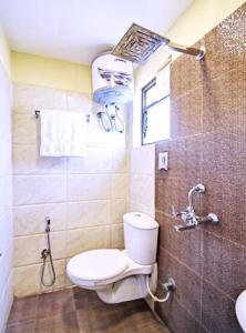 a bathroom with a toilet and a shower at Hotel Elite Inn Ultadanga Inn Kolkata in Kolkata