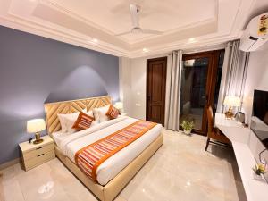 Postel nebo postele na pokoji v ubytování Hotel South Ex Residency - South Ex near AIIMS Delhi - Couple Friendly