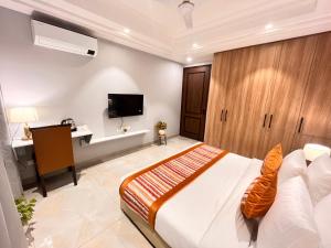 Postel nebo postele na pokoji v ubytování Hotel South Ex Residency - South Ex near AIIMS Delhi - Couple Friendly
