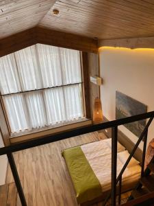 Kleines Zimmer mit einem Bett und einem Fenster in der Unterkunft Фільварок Кмитів in Kosharishche