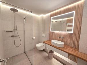 ein Badezimmer mit Dusche, Toilette und Waschbecken in der Unterkunft Dünenpark Binz - Klassik Ferienwohnung mit 1 Schlafzimmer und Balkon im Dachgeschoss 184 in Binz + 10 Fotos