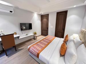 TV a/nebo společenská místnost v ubytování Hotel South Ex Residency - South Ex near AIIMS Delhi - Couple Friendly