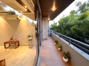 Balkón nebo terasa v ubytování Hotel South Ex Residency - South Ex near AIIMS Delhi - Couple Friendly