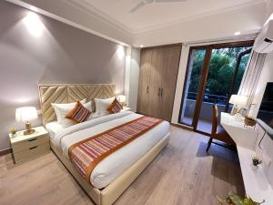 Postel nebo postele na pokoji v ubytování Hotel South Ex Residency - South Ex near AIIMS Delhi - Couple Friendly
