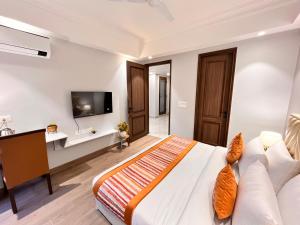 TV a/nebo společenská místnost v ubytování Hotel South Ex Residency - South Ex near AIIMS Delhi - Couple Friendly