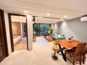 Posezení v ubytování Hotel South Ex Residency - South Ex near AIIMS Delhi - Couple Friendly