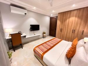 Postel nebo postele na pokoji v ubytování Hotel South Ex Residency - South Ex near AIIMS Delhi - Couple Friendly