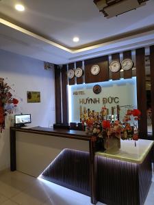 uma recepção do hotel com relógios na parede em Huynh Duc Hotel em Cao Lãnh
