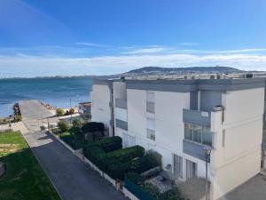een appartementencomplex met uitzicht op de oceaan bij Studio Balaruc-les-Bains, 1 pièce, 2 personnes - FR-1-680-2 in Balaruc-les-Bains