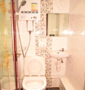 een kleine badkamer met een toilet en een wastafel bij LEISURE HOSTEL in Hong Kong