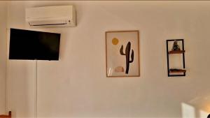 salon z telewizorem i ścianą w obiekcie Appartement Kallisté, Logements avec vue citadelle de Bonifacio w mieście Bonifacio