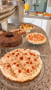 a group of pizzas on a counter in a kitchen at Morro do Sol Hotel & Eventos in Porto Belo