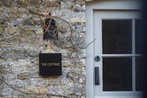 eine Tür zu einem Gebäude mit einem Schild, das die Kultur liest in der Unterkunft The Cottage, Everards Farm in Chewton Mendip