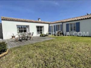 einem externen Blick auf ein Haus mit einer Terrasse in der Unterkunft Villa spacieuse avec piscine privée, WiFi gratuit et jardin clos, à proximité de la mer et du centre-ville - FR-1-246A-279 in Saint-Denis-dʼOléron