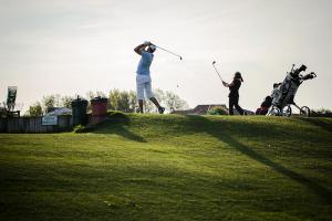 a couple of people playing golf on a hill at Les Maisons de Port Bourgenay - maeva Home - Maison 3 pièces 6 personnes - Sélection MAE-6402 in Talmont
