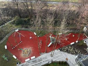 una vista aérea de un parque infantil en Apartament Letnica Latarników Family Seaside, en Gdansk