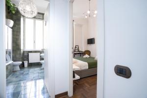 1 Schlafzimmer mit einem Bett und einem Bad in der Unterkunft Vatican Apartment Borgo Pio in Rom