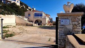 dom z napisem przed nim w obiekcie Appartement Kallisté, Logements avec vue citadelle de Bonifacio w mieście Bonifacio