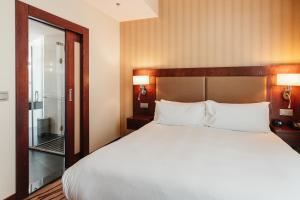 Postel nebo postele na pokoji v ubytování DoubleTree by Hilton Bratislava