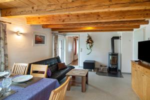 una sala de estar con un sofá y una mesa en Ferienhaus Felicia OG, en Ravensburg