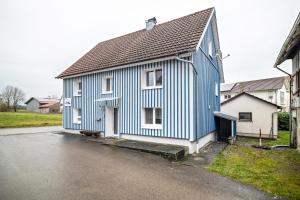 un edificio azul y blanco al lado de una calle en Ferienhaus Felicia OG, en Ravensburg