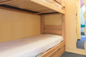 Un dormitorio con una litera en una habitación. en Résidence Phenix - STUDIO CABINE 4/5 PERSONNES MAE-9734, en Le Corbier
