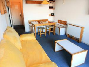 una sala de estar con un sofá y una mesa en Résidence Phenix - STUDIO CABINE 4/5 PERSONNES MAE-9844, en Le Corbier