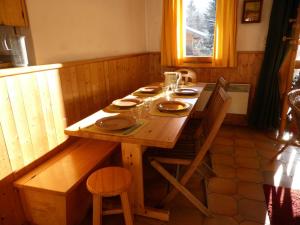 una mesa de madera con platos en una habitación en Résidence La Cordee - 3 Pièces pour 6 Personnes 224, en Les Contamines-Montjoie