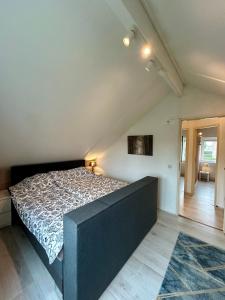 een slaapkamer met een bed in een kamer bij Chateau Noordwijk in Noordwijk