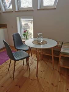 uma sala de jantar com uma mesa e duas cadeiras em Ferienwohnung in Anni's Ferienhaus 