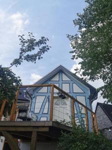 uma casa com janelas de vidro no topo de um deque em Ferienwohnung in Anni's Ferienhaus 