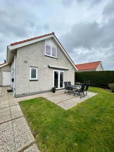 una casa con dos sillas y una mesa en un patio en Chateau Noordwijk, en Noordwijk