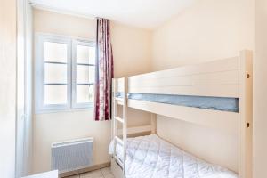 a bedroom with two bunk beds and a window at Les Coteaux de Pont Royal en Provence - maeva Home - Appartement 2 Pièces 6 Personnes - Sélection MAE-8180 in Mallemort +17 photos