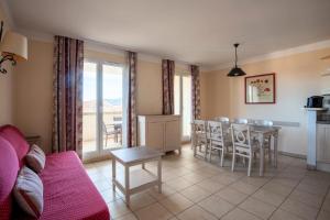 - un salon avec un canapé, une table et des chaises dans l'établissement Les Coteaux de Pont Royal en Provence - maeva Home - Appartement 3 Pièces 6 81, à Mallemort