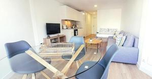 uma sala de estar com cadeiras azuis e um sofá em NUEVO! Algaida Calahonda Beach Studio em Sitio de Calahonda