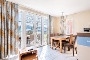 eine Küche und ein Esszimmer mit Tisch und Stühlen in der Unterkunft Les Maisons de Belle Dune - maeva Home - Maison 4 Pièces 8 Personnes - Sélection MAE-8187 in Fort-Mahon-Plage