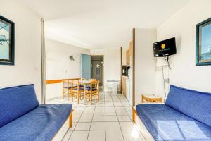 Habitación con 2 camas y comedor. en Résidence Port Bourgenay - maeva Home - Appartement 2 Pièces 7 Personnes - 47, en Talmont