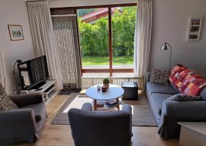 un soggiorno con divano e tavolo di Vakantiehuis Lauwersmeer a Lauwersoog